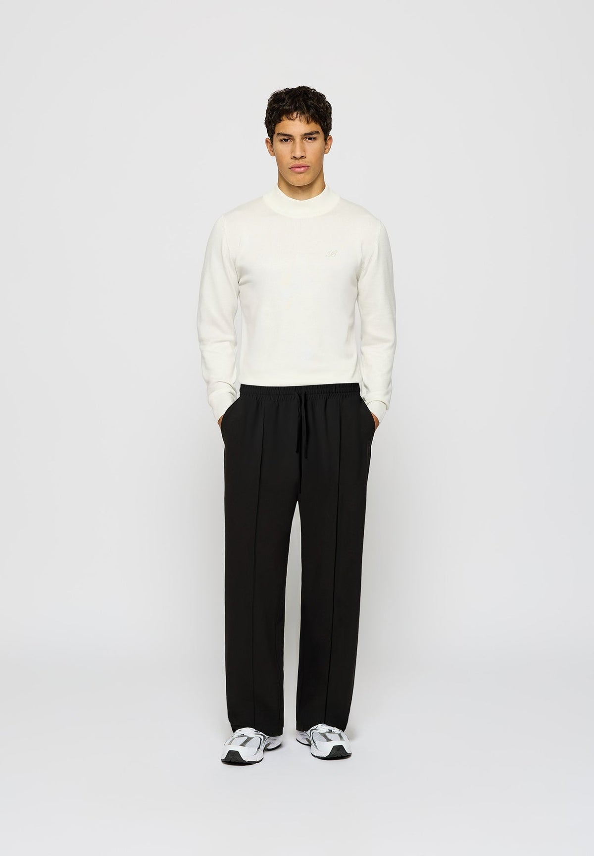 Pantalón Relajado Alforzas Ismael en negro, foto 5