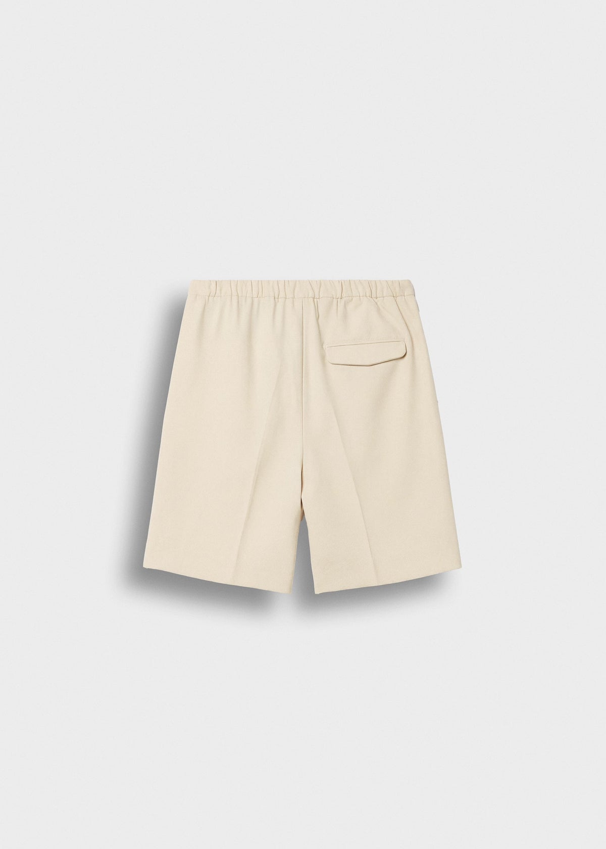 Pantalón Corto Pinzas Alberto en beige, vista trasera