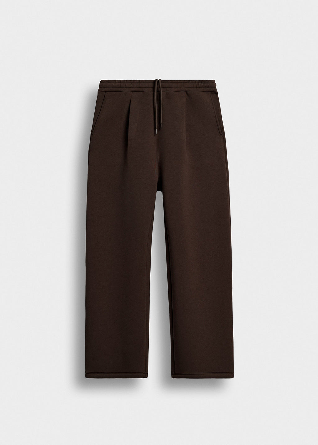 Pantalón Scuba Pinzas Andrés en chocolate, vista delantera
