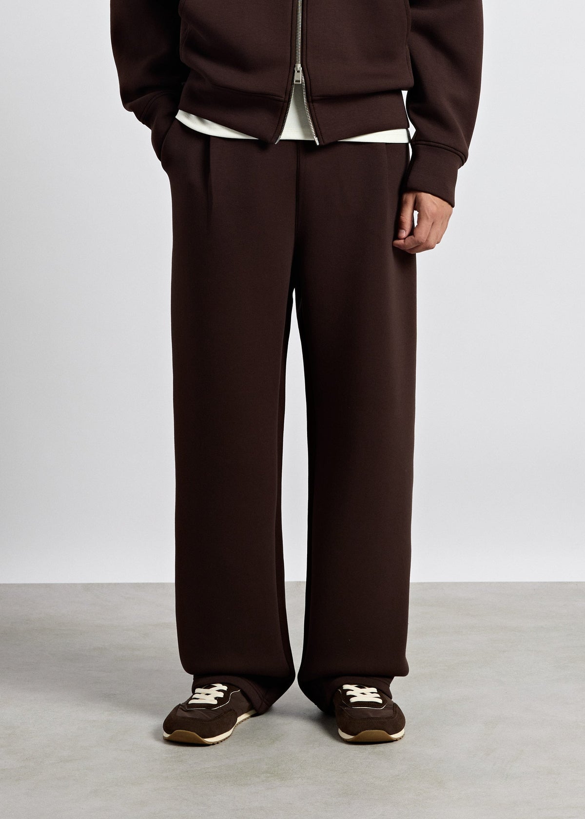 Pantalón Scuba Pinzas Andrés en chocolate, foto 3