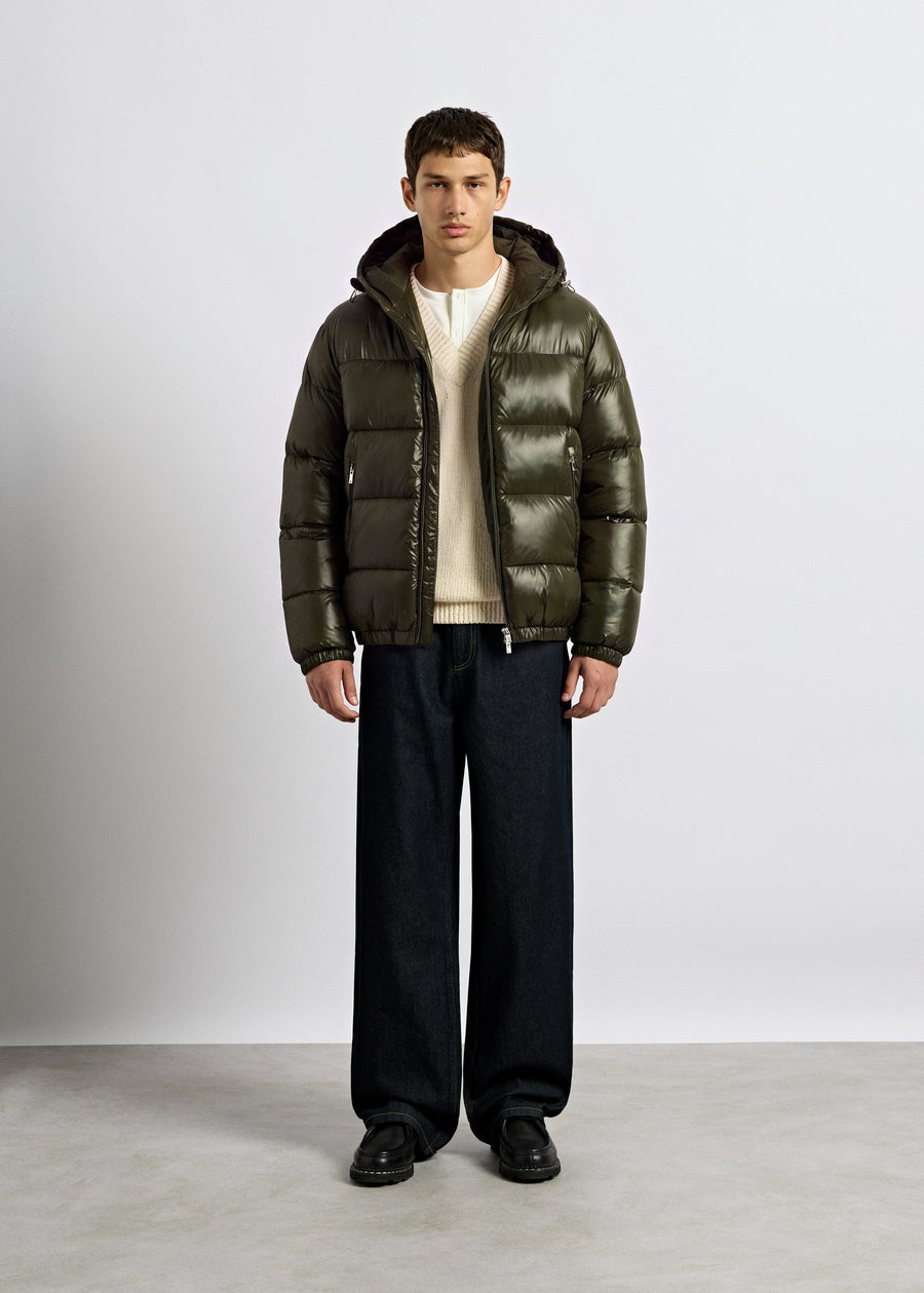 Chaqueta acolchada Gael en caqui combinada en un look masculino con jersey claro y vaqueros oscuros</div>
                  <p class=