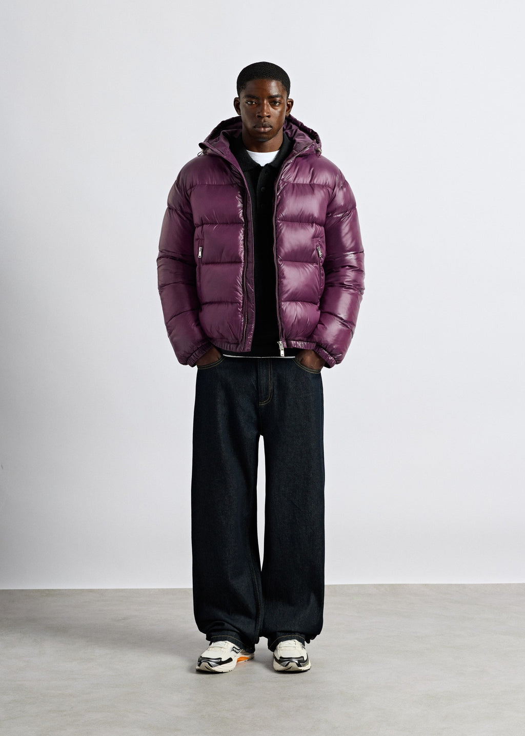 Chaqueta acolchada Gael en violeta combinada con vaqueros oscuros anchos y zapatillas [vrs-color:violeta brillante]