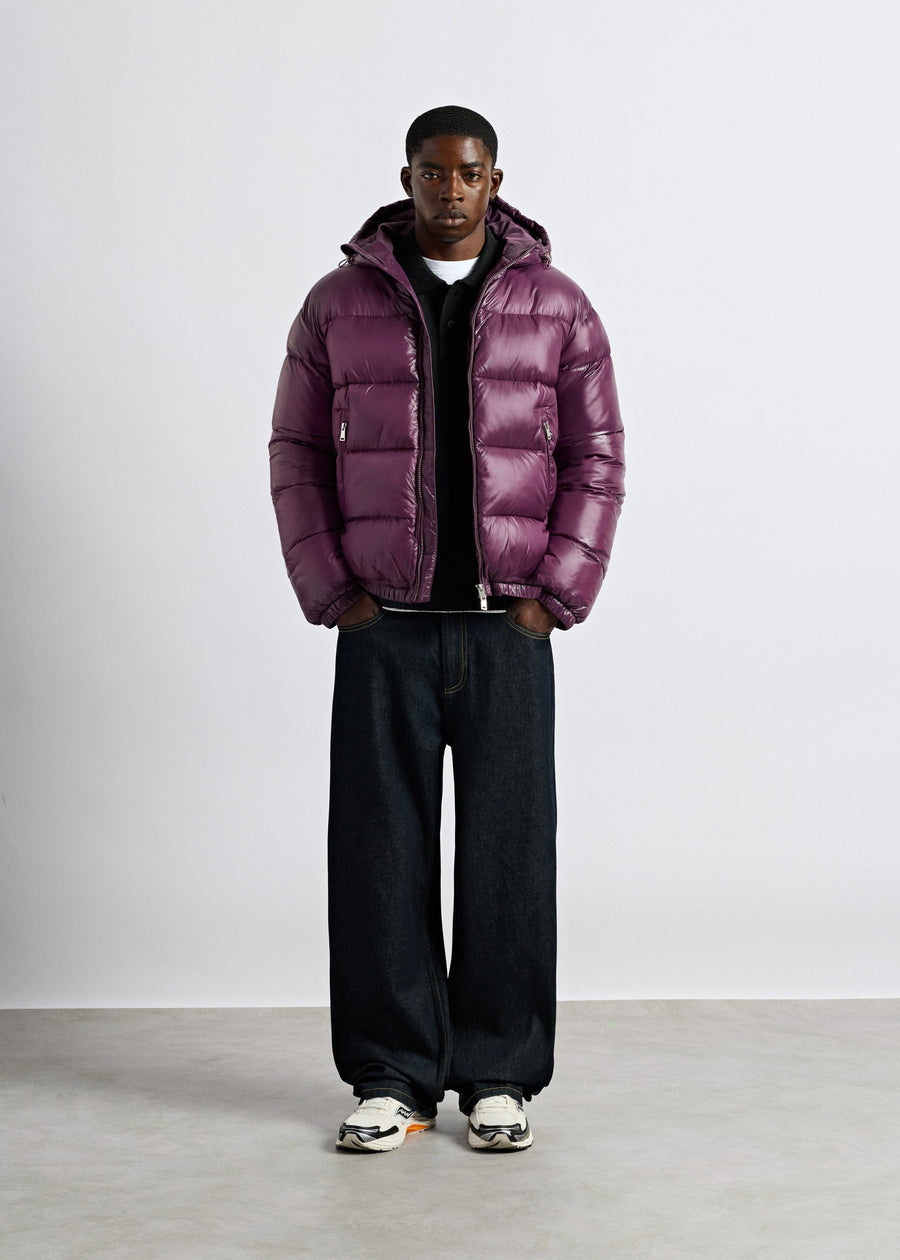 Chaqueta acolchada Gael en violeta combinada con vaqueros oscuros anchos y zapatillas</div>
                  <p class=