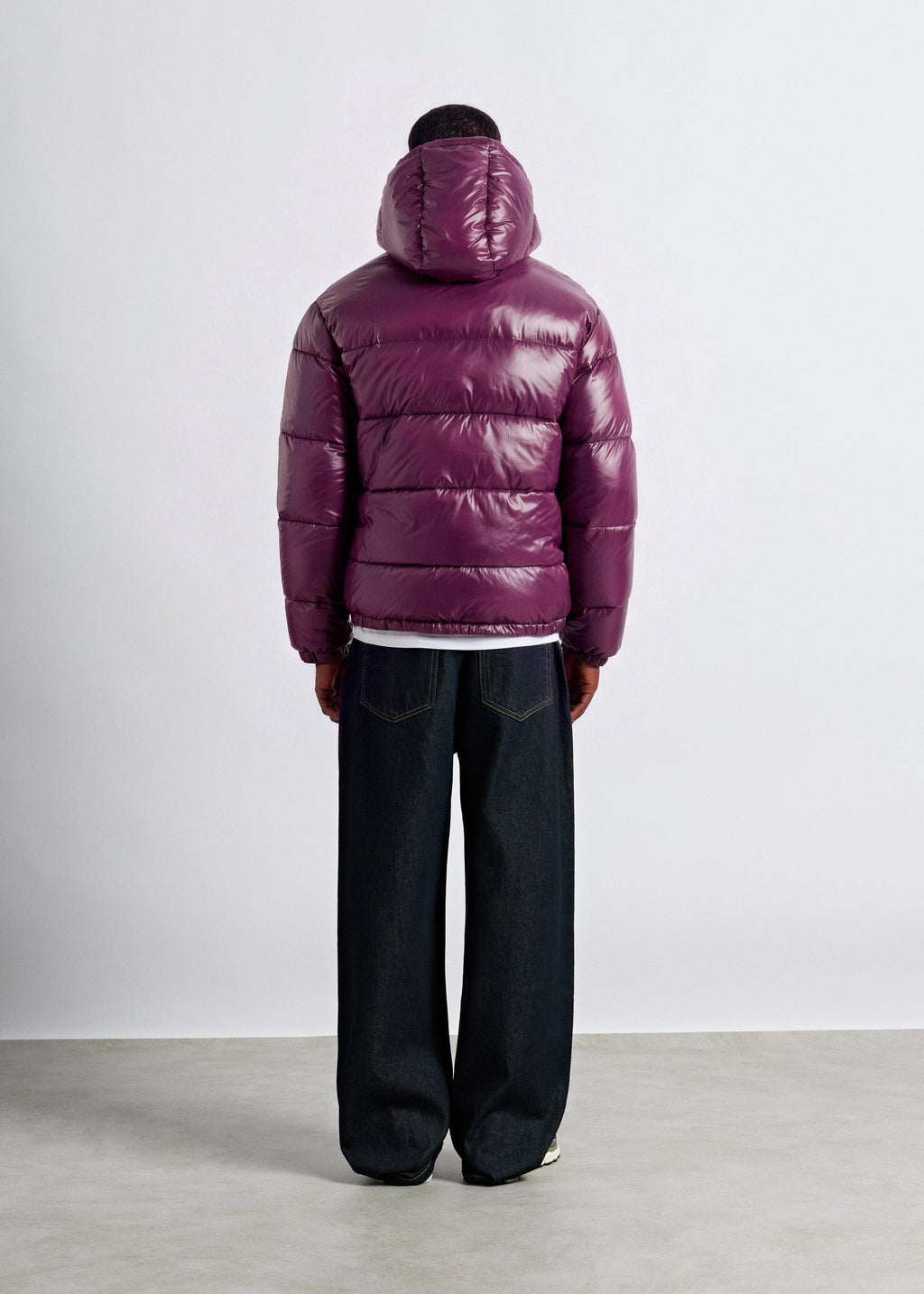 Modelo de espaldas con la chaqueta acolchada Gael en violeta [vrs-color:violeta brillante]
