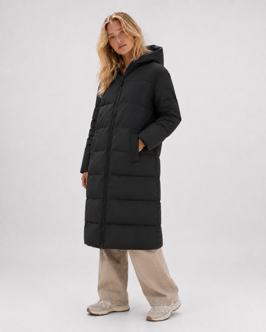 Abrigo Puffer Largo VRS STYLE con Modelo 2, vista a 45 grados