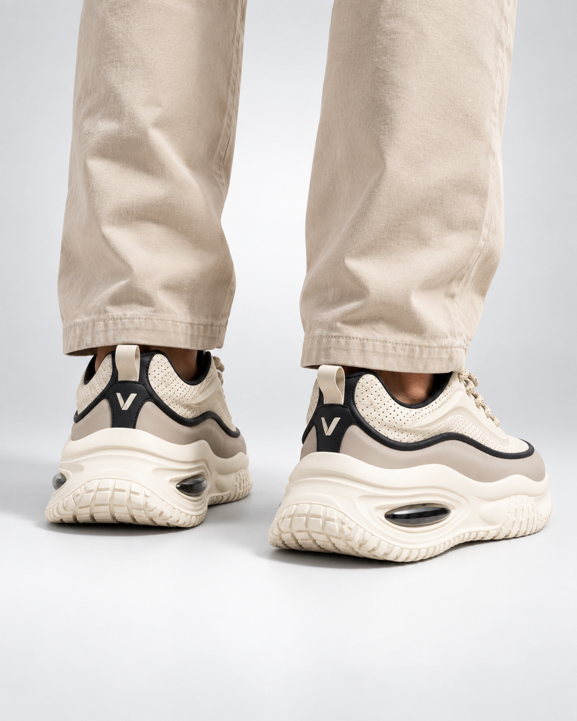 Airwave Street Sneakers crema - modelo vista trasera de rodilla para abajo [vrs-color:crema]