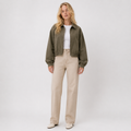 Bomber Collar Olive - frontal con modelo VRS 2