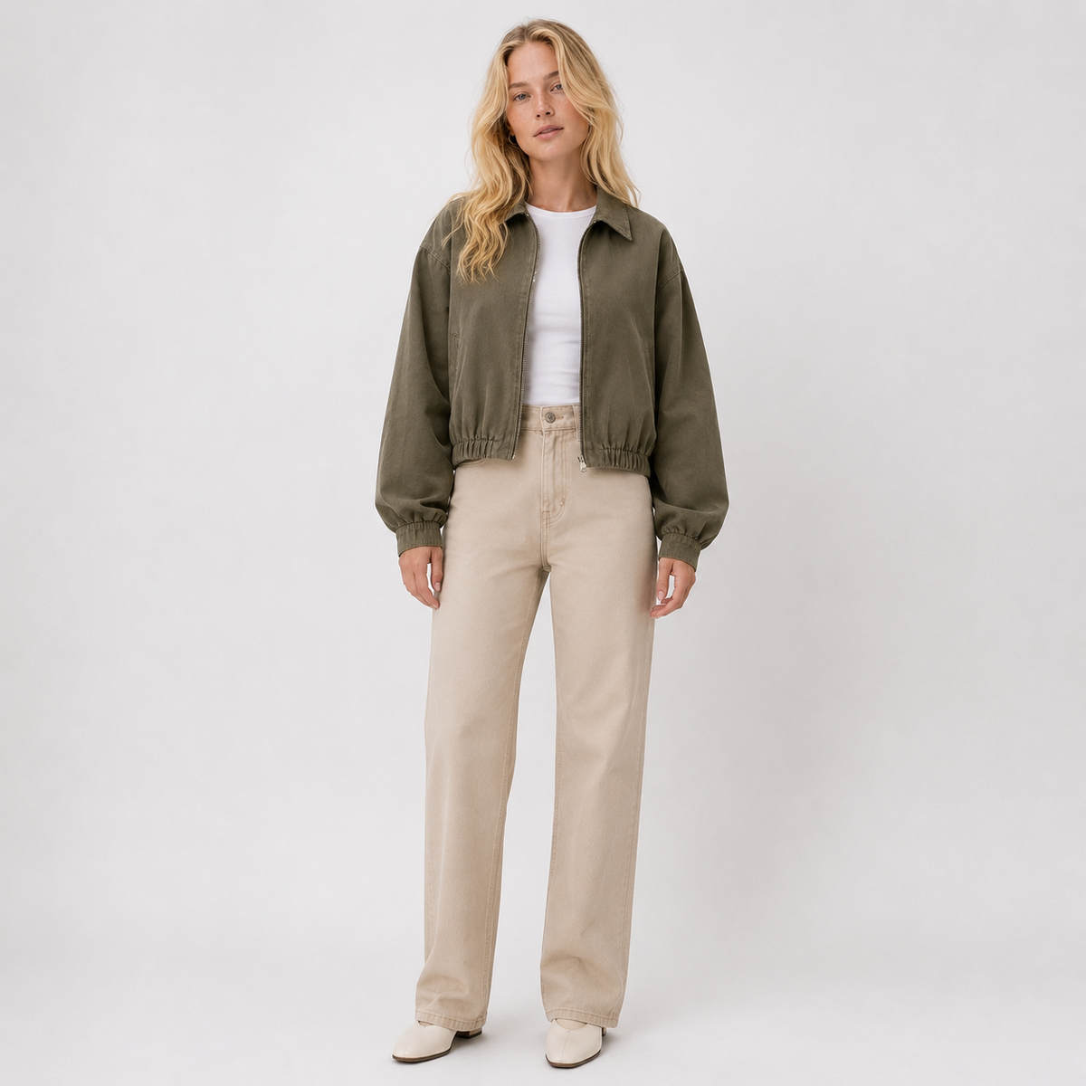 Bomber Collar Olive - frontal con modelo VRS 2