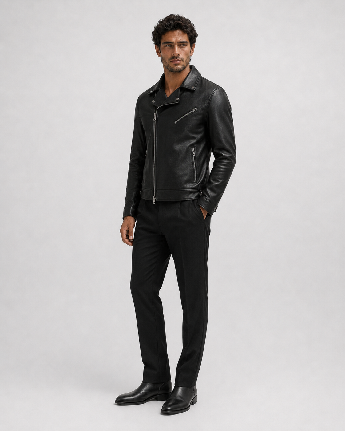 Cazadora Biker de Piel VRS STYLE con Modelo 5, vista a 45 grados