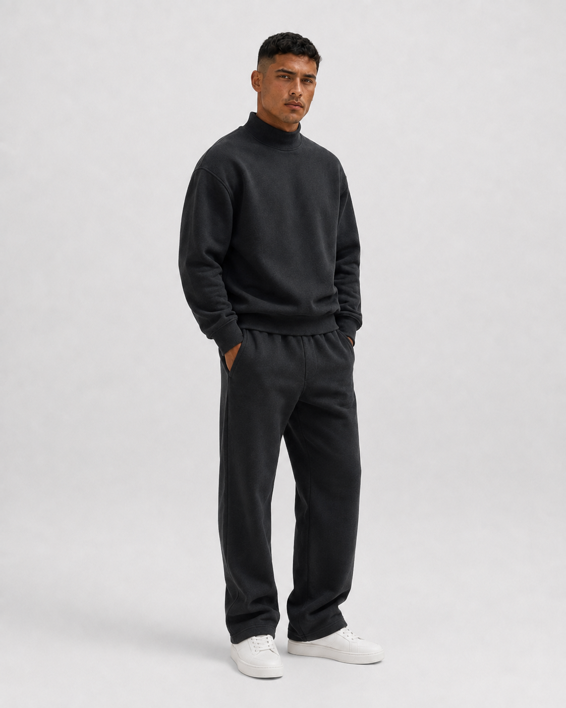 Conjunto Relaxed Fleece VRS STYLE con Modelo 2, vista a 45 grados