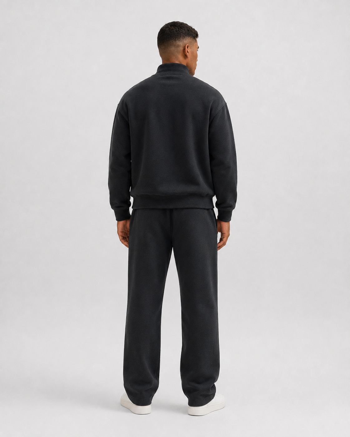 Conjunto Relaxed Fleece VRS STYLE con Modelo 2, vista trasera