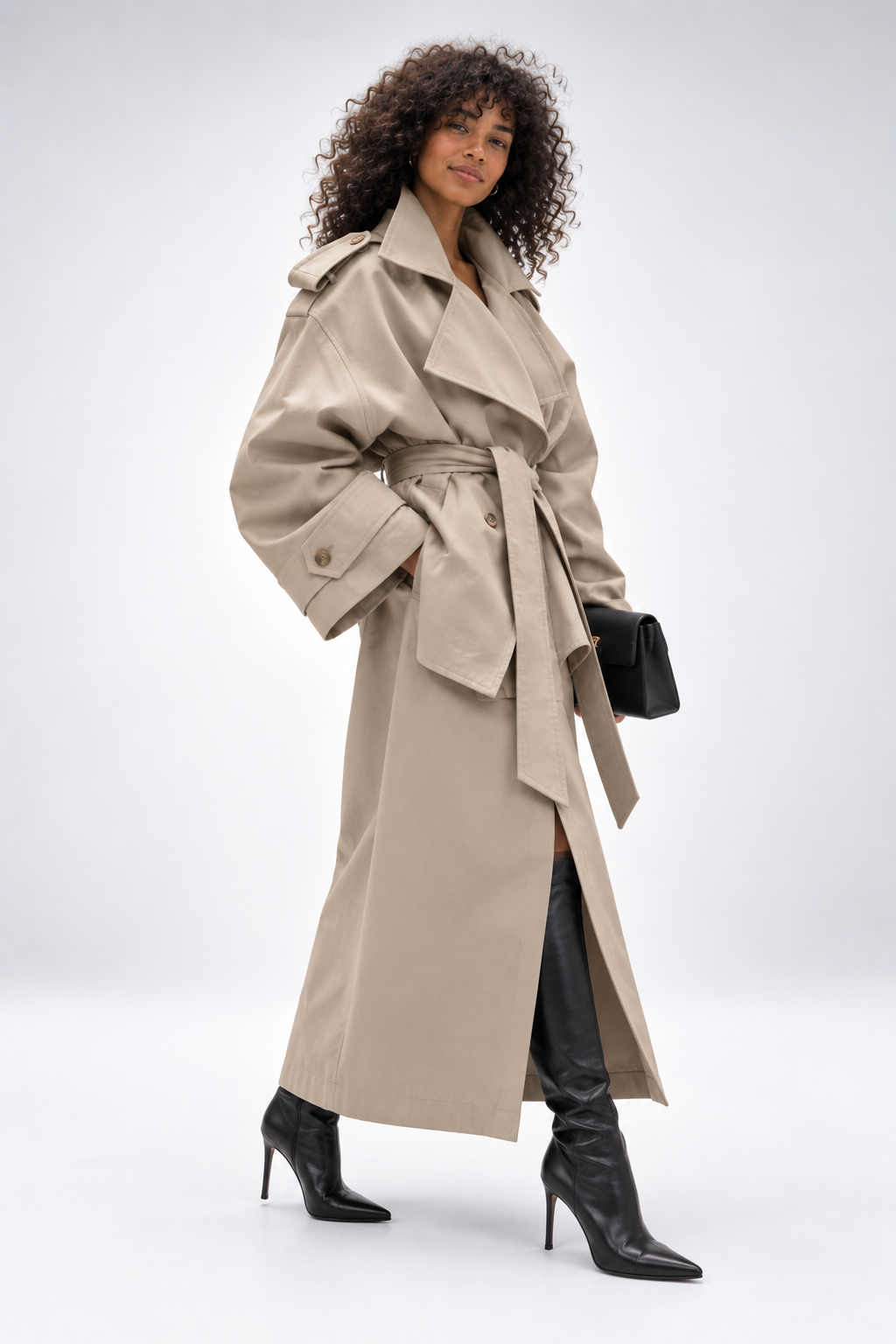 Gabardina Firenze Sculpt taupe con modelo 45 grados
