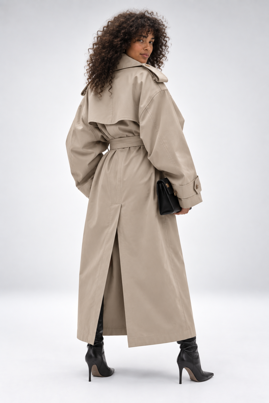 Gabardina Firenze Sculpt taupe con modelo espalda