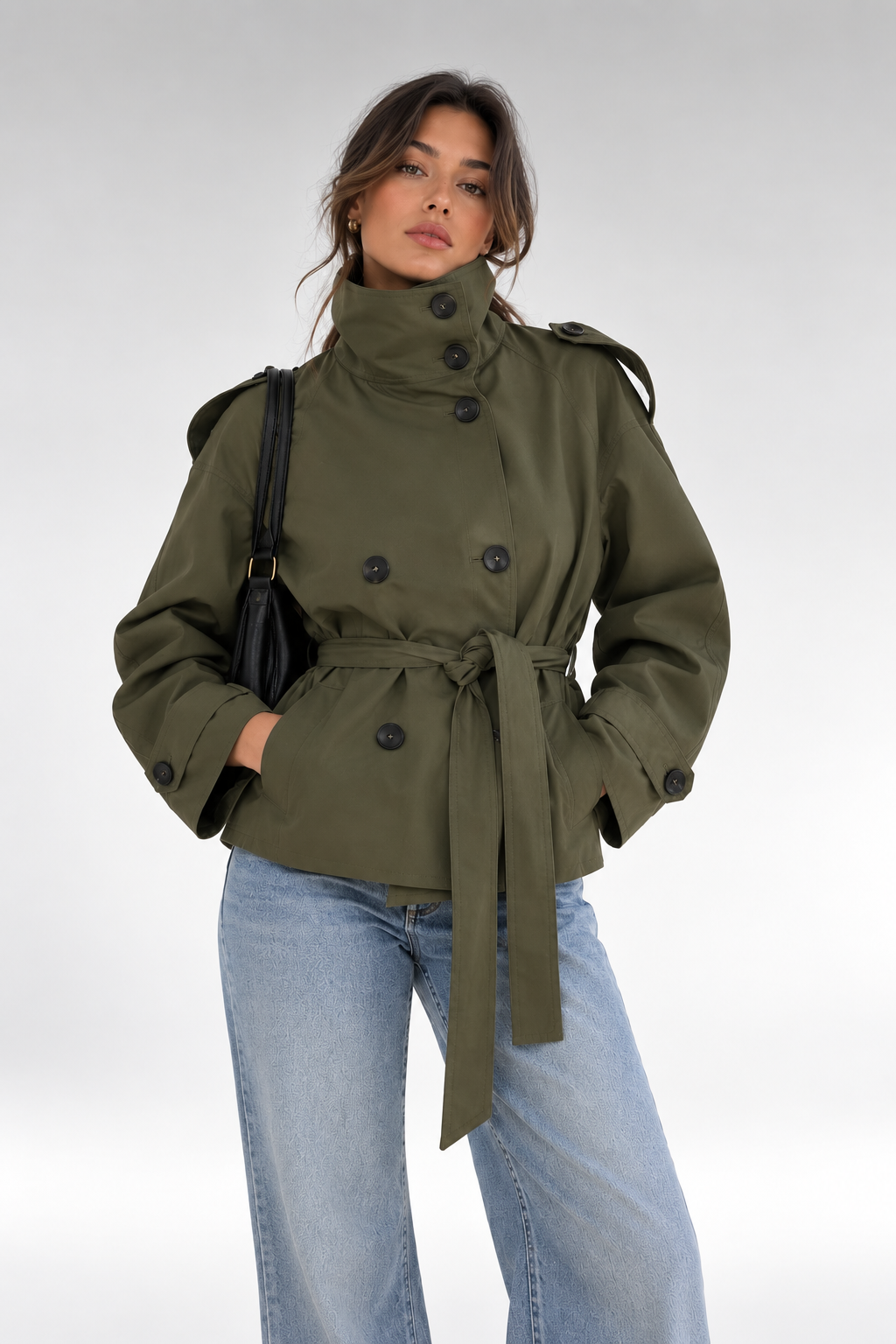 Gabardina Siena Utility verde oliva con modelo 45 grados
