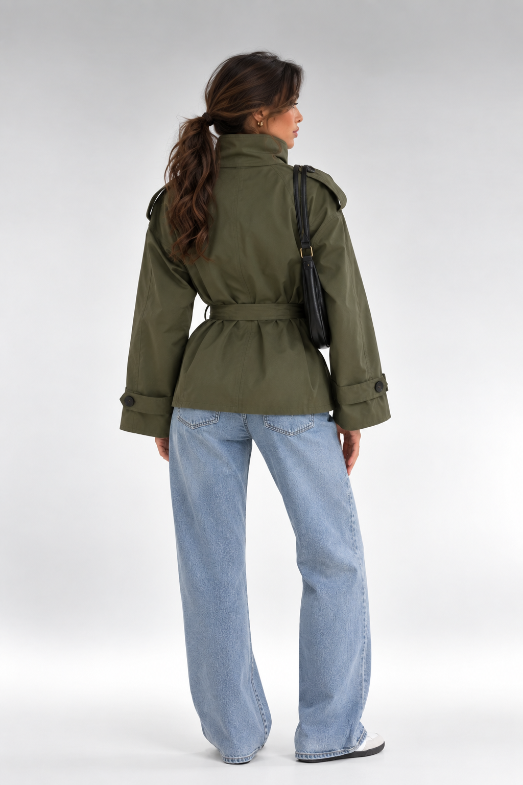 Gabardina Siena Utility verde oliva con modelo espalda