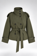 Gabardina Siena Utility verde oliva con modelo frontal