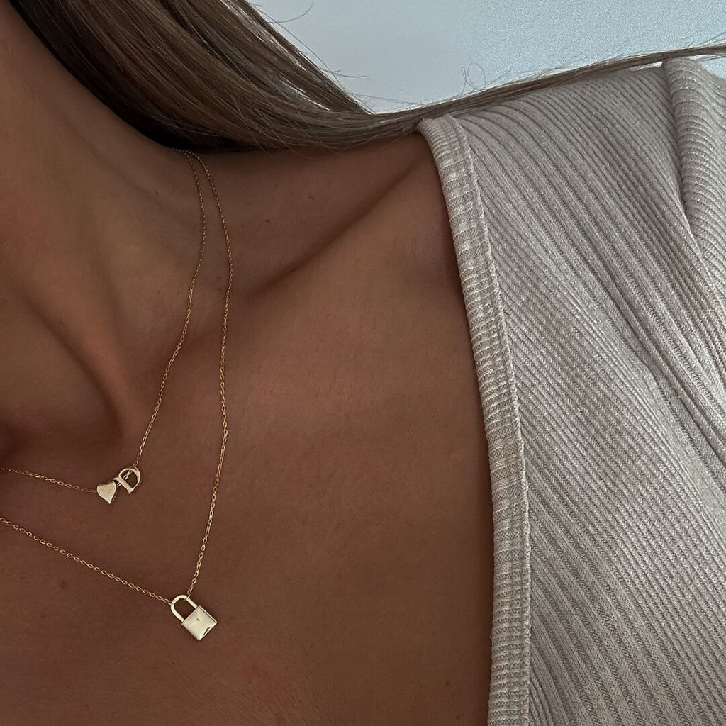 Set de Dos Collares Corazón con Inicial y Candado