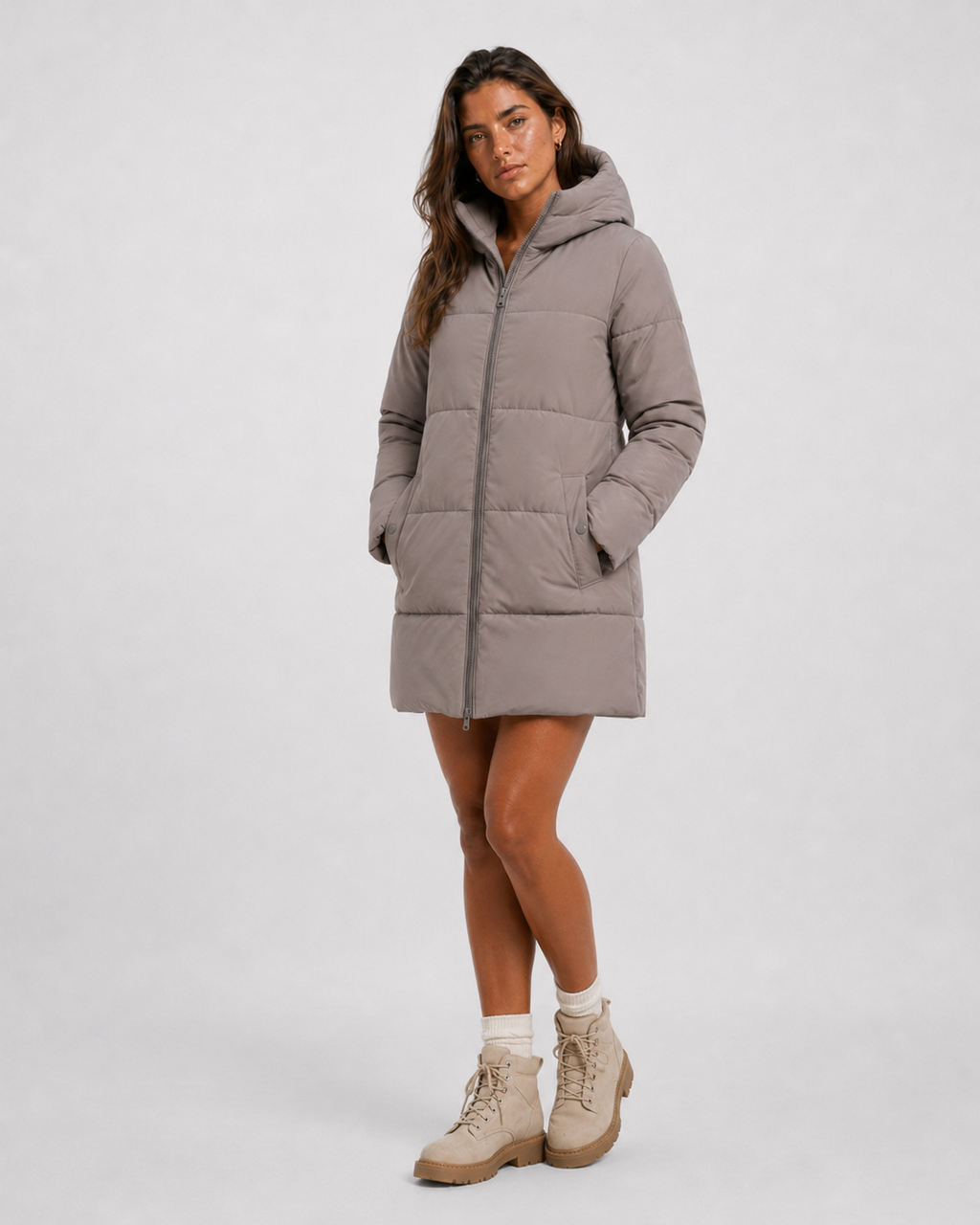 Parka Acolchada VRS STYLE con Modelo 4, vista a 45 grados