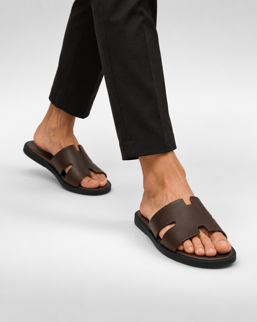 Sandalia Slide Minimal VRS marrón - modelo vista 45 grados de rodilla para abajo