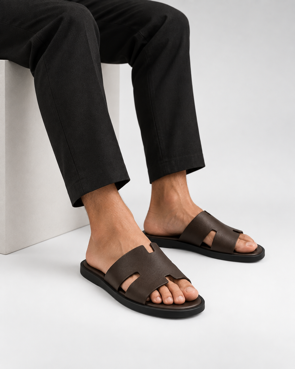 Sandalia Slide Minimal VRS marrón - modelo trasera de rodilla para abajo