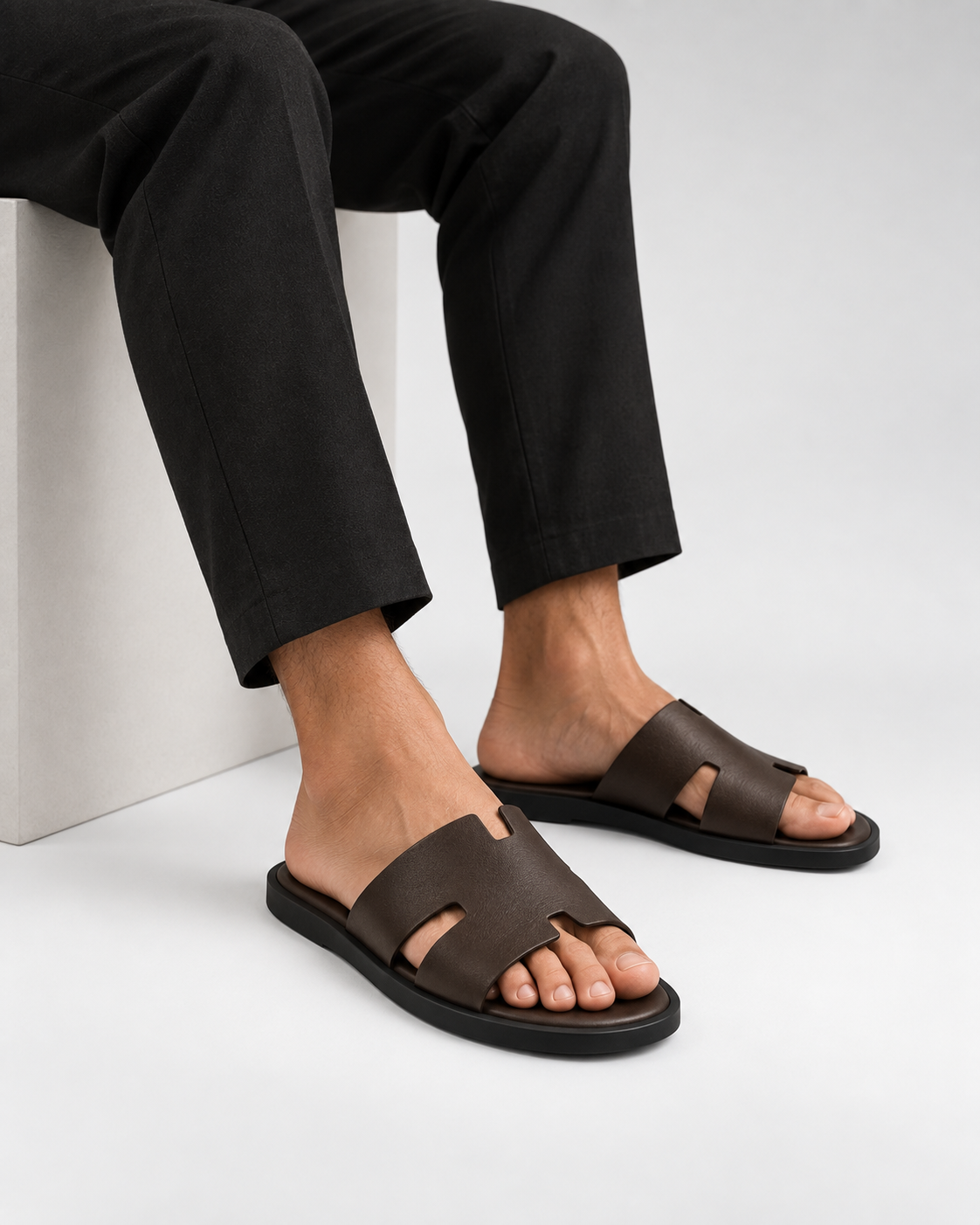 Sandalia Slide Minimal VRS marrón - modelo trasera de rodilla para abajo