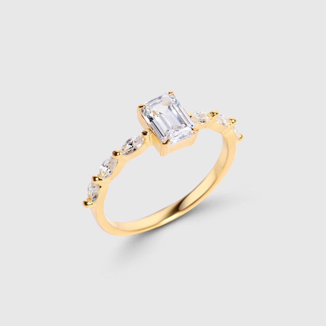 Anillo con Piedra Rectangular y Pedrería Lateral