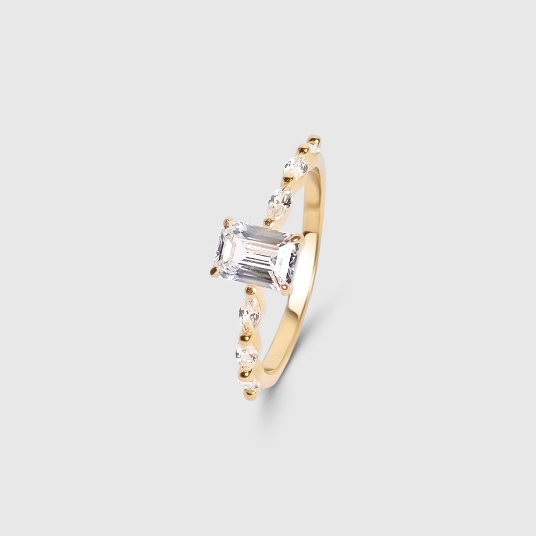 Anillo con Piedra Rectangular y Pedrería Lateral