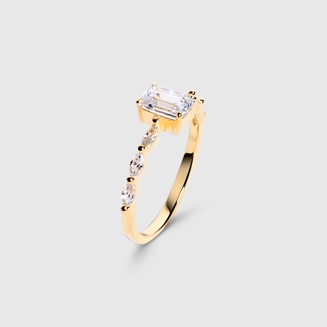 Anillo con Piedra Rectangular y Pedrería Lateral