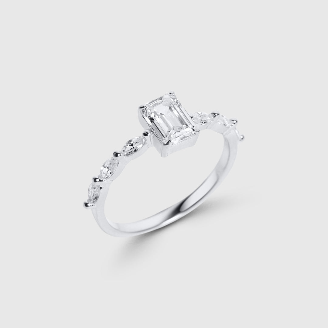 Anillo con Piedra Rectangular y Pedrería Lateral