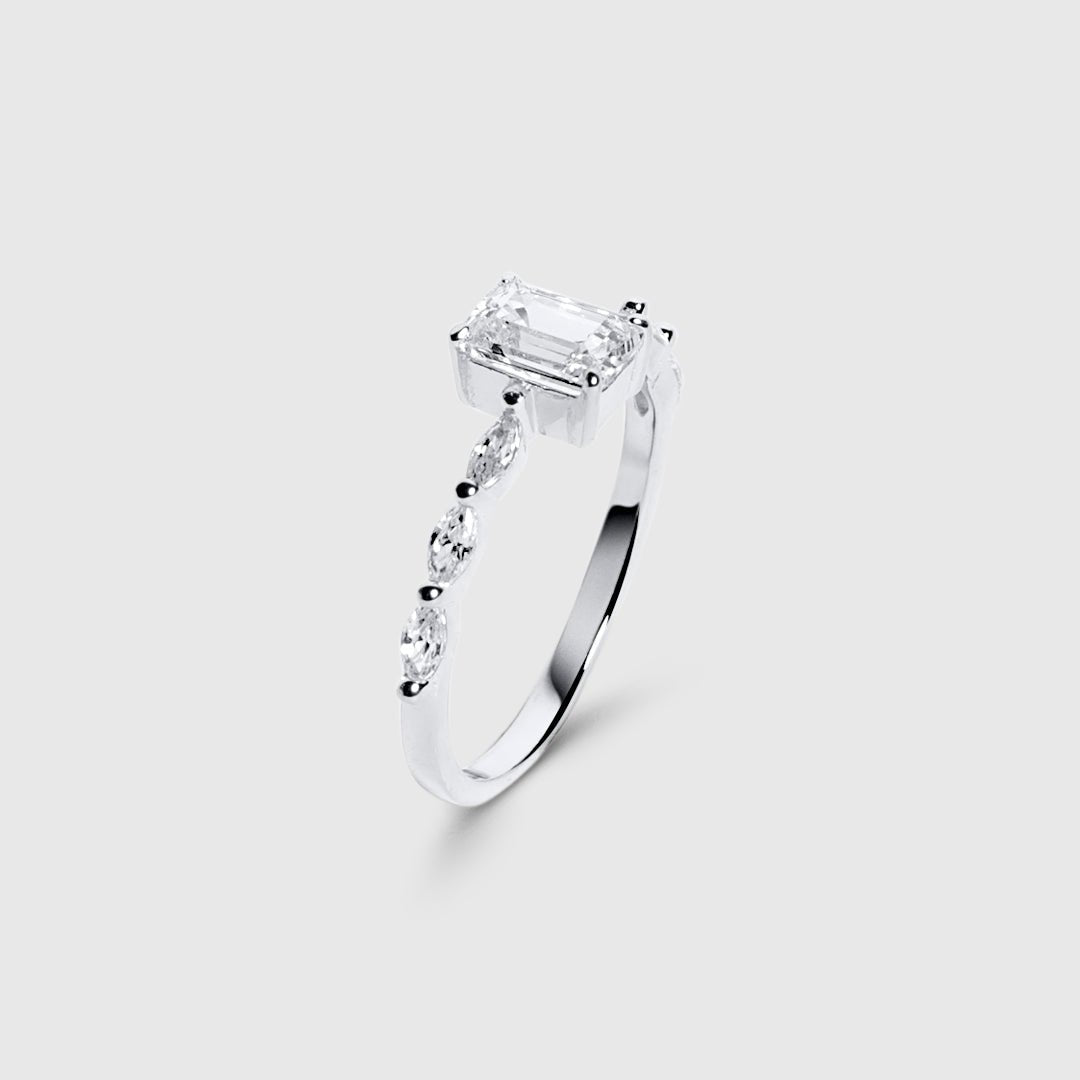 Anillo con Piedra Rectangular y Pedrería Lateral