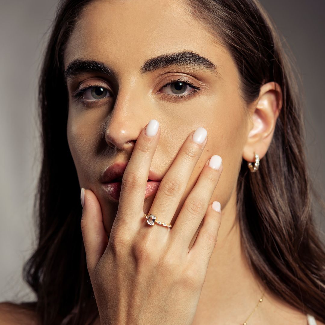 Anillo con Piedra Rectangular y Pedrería Lateral