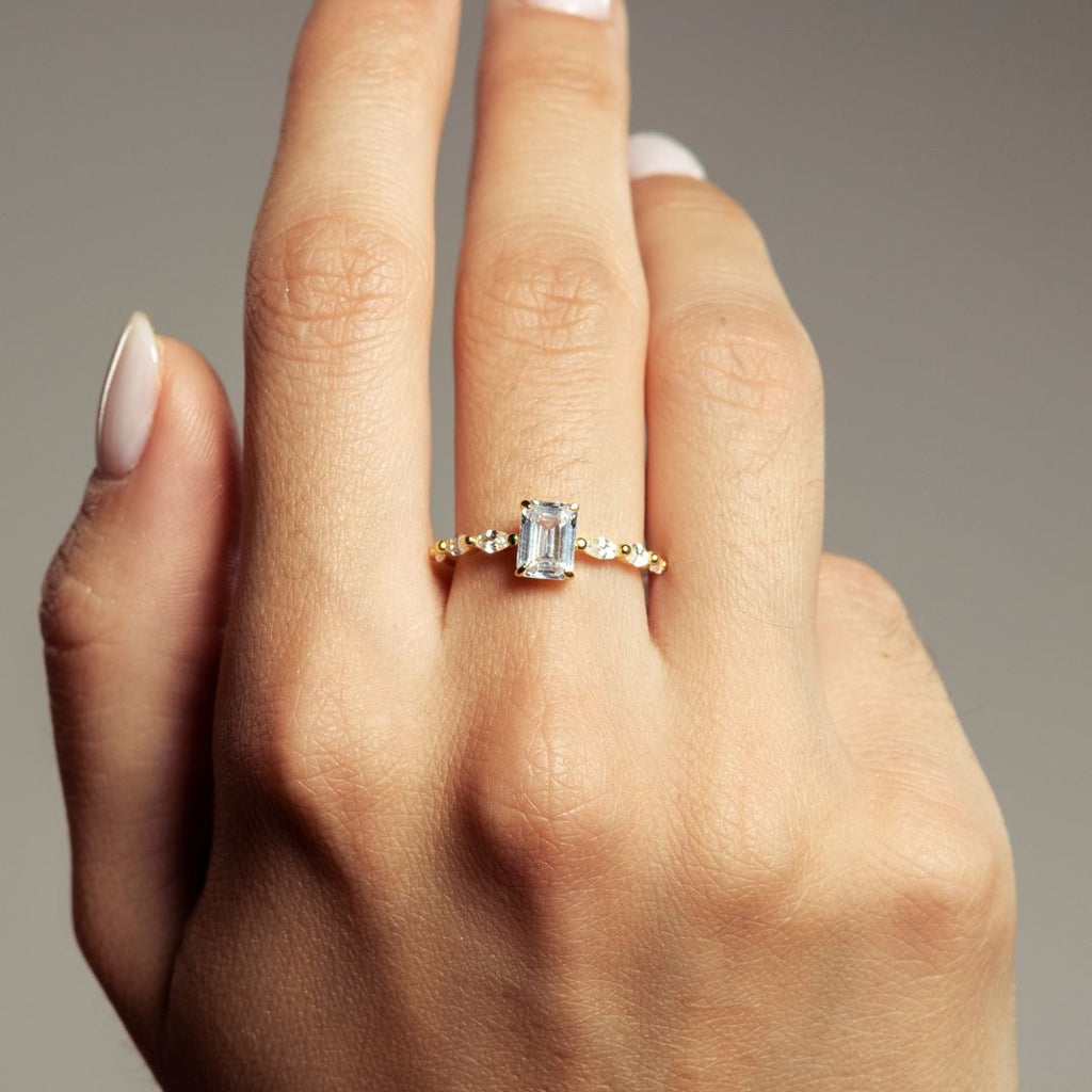 Anillo con Piedra Rectangular y Pedrería Lateral