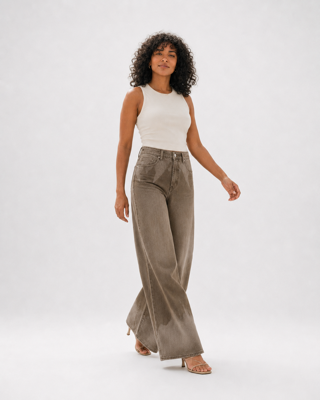 Pantalón Siena Washed en modelo VRS 3 - movimiento
