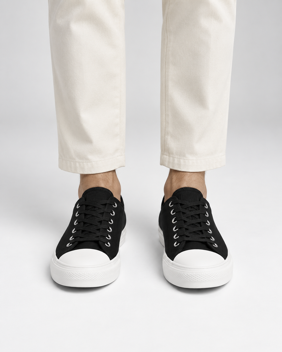 Sneaker Canvas Street negra puesta por un modelo - vista frontal