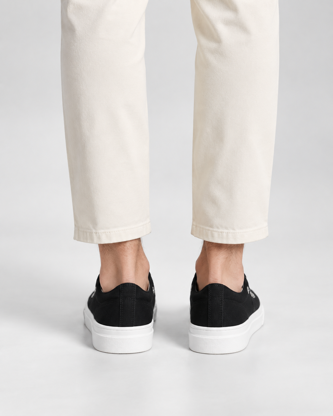 Sneaker Canvas Street negra puesta por un modelo - vista trasera