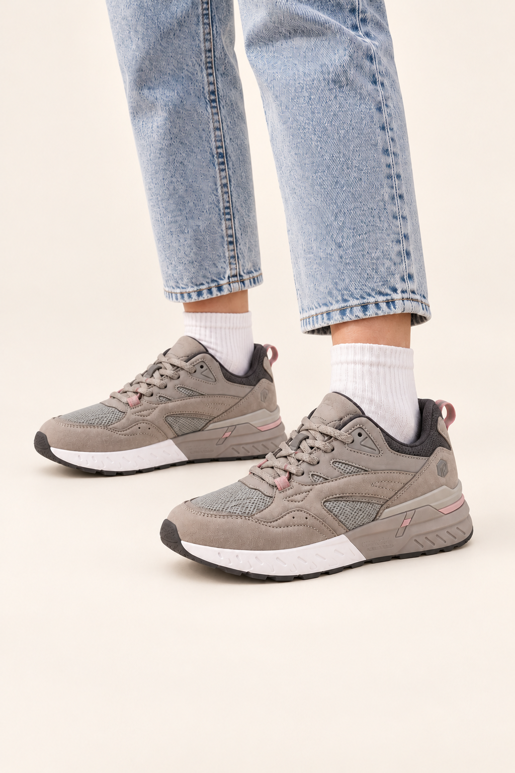 Zapatillas Urban Rebound V9 de mujer en Caramel Mocha — vista puesta de rodillas hacia abajo sobre fondo oficial VRS