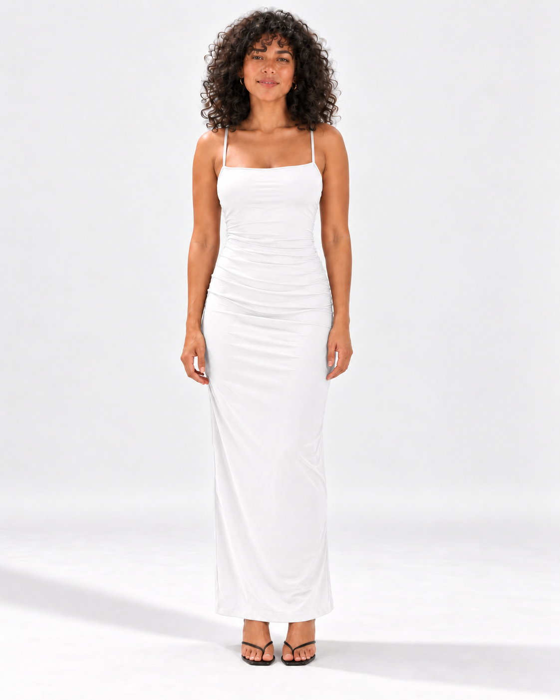 Vestido Alma Fit blanco con modelo VRS 3 - frontal