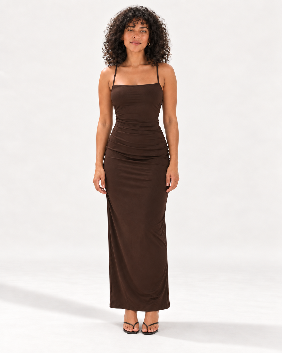 Vestido Alma Fit marrón con modelo VRS 3 - frontal
