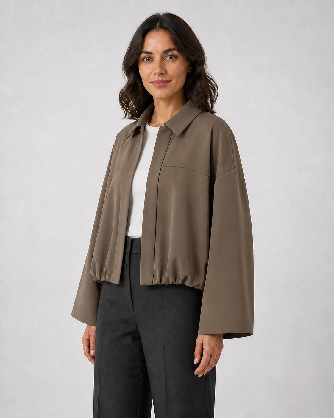 Chaqueta Bomber de Corte Amplio · caqui · modelo a 45 grados