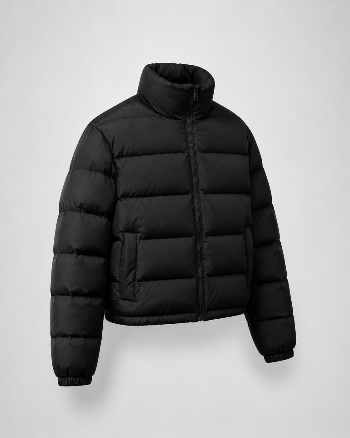 Chaqueta acolchada corta de cuello alto negra, prenda vista 45 grados — VRS STYLE