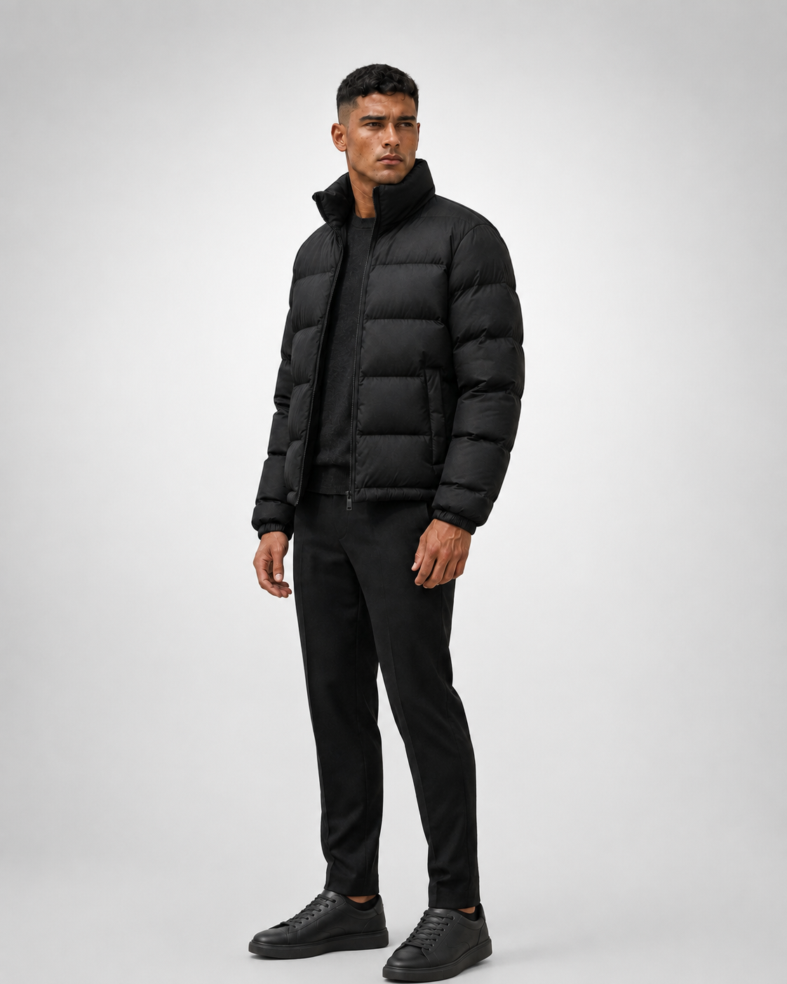 Chaqueta acolchada corta de cuello alto negra, con modelo oficial, vista 45 grados — VRS STYLE