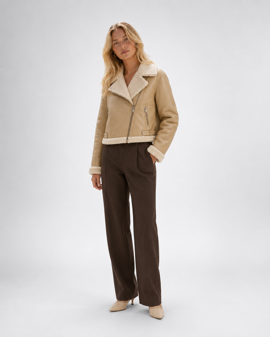 Chaqueta aviadora efecto piel con borreguito beige, con modelo oficial, vista 45 grados — VRS STYLE