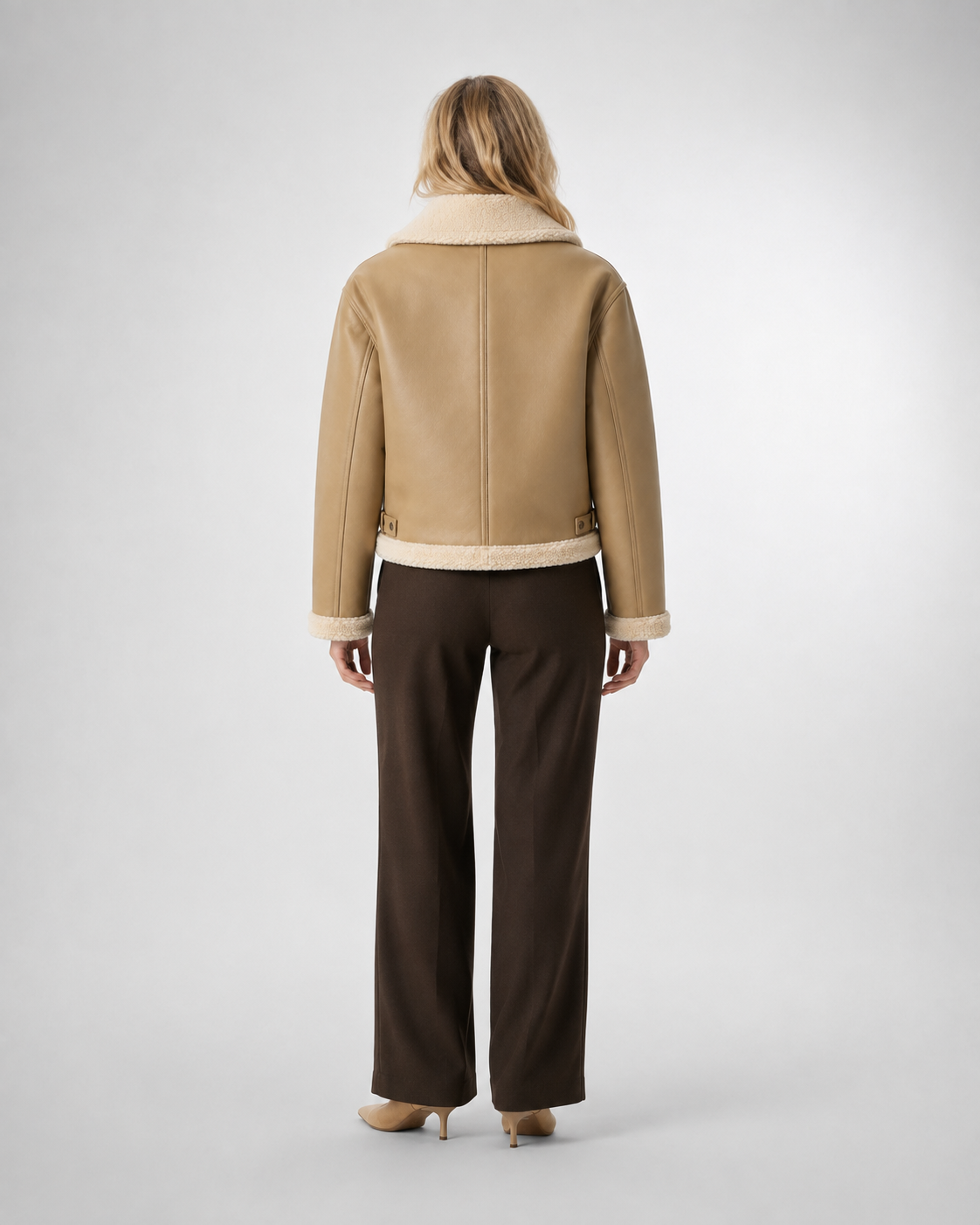 Chaqueta aviadora efecto piel con borreguito beige, con modelo oficial, espalda — VRS STYLE