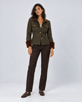 Chaqueta verde oliva de espiga con cuello y puños marrones, vista frontal con modelo