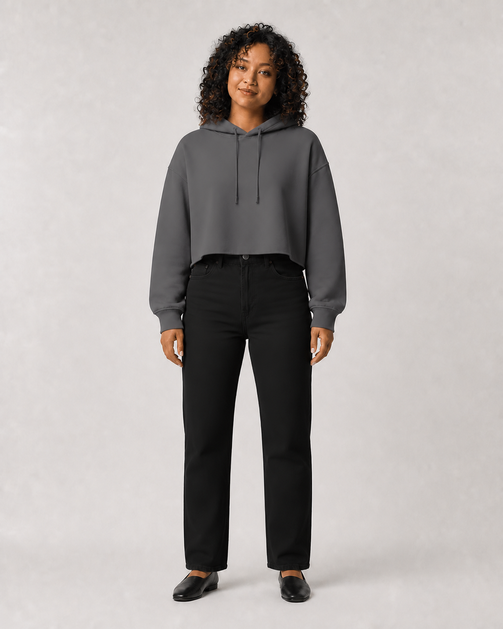 Sudadera Cropped VRS en gris Storm — con modelo de frente