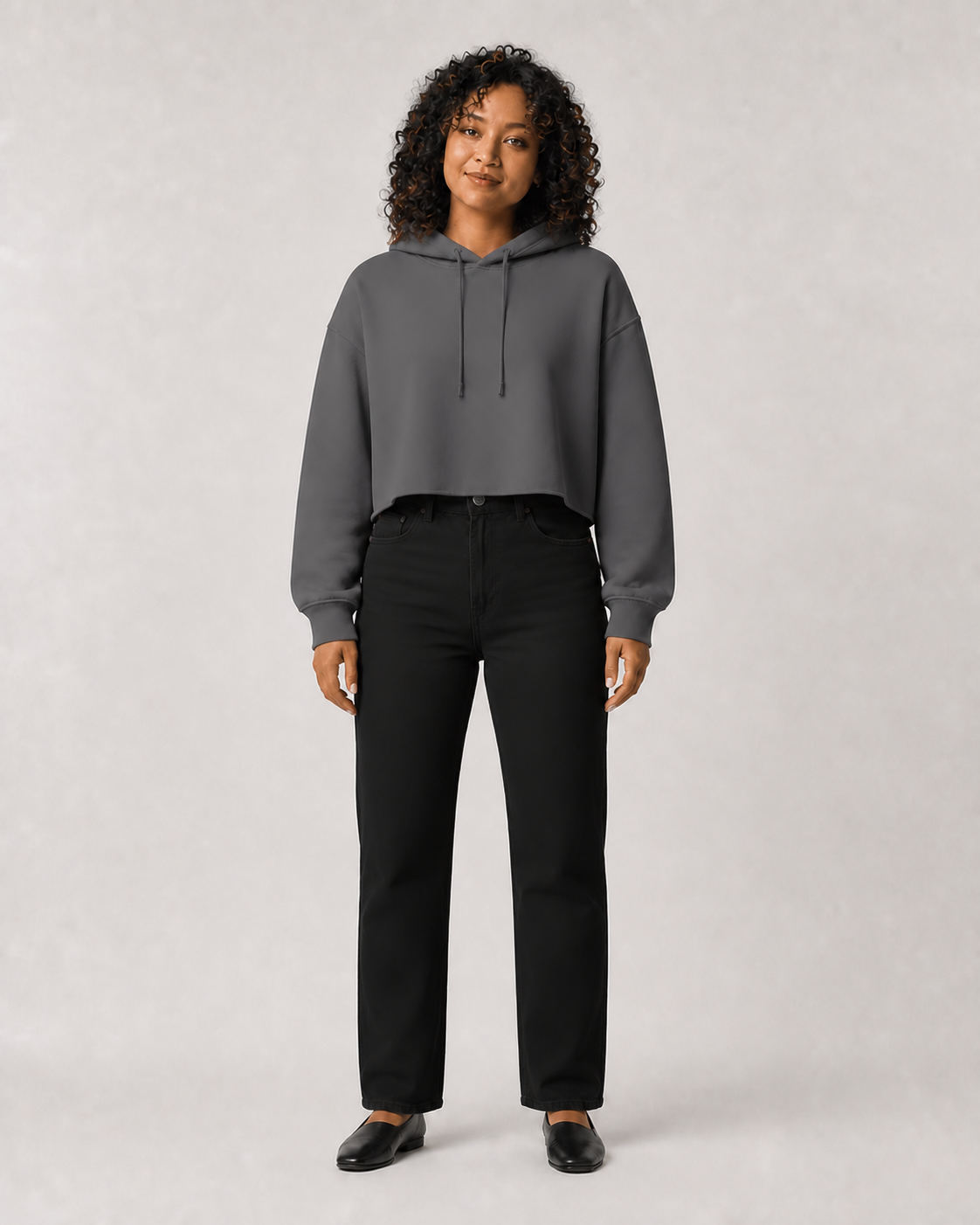 Sudadera Cropped VRS en gris Storm — con modelo de frente
