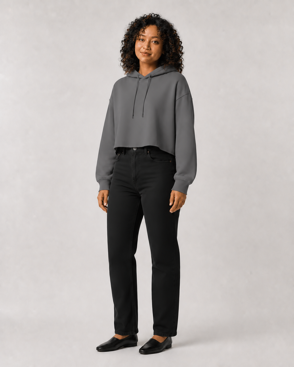 Sudadera Cropped VRS en gris Storm — con modelo de tres cuartos