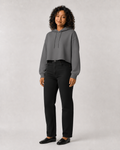 Sudadera Cropped VRS en gris Storm — con modelo de tres cuartos