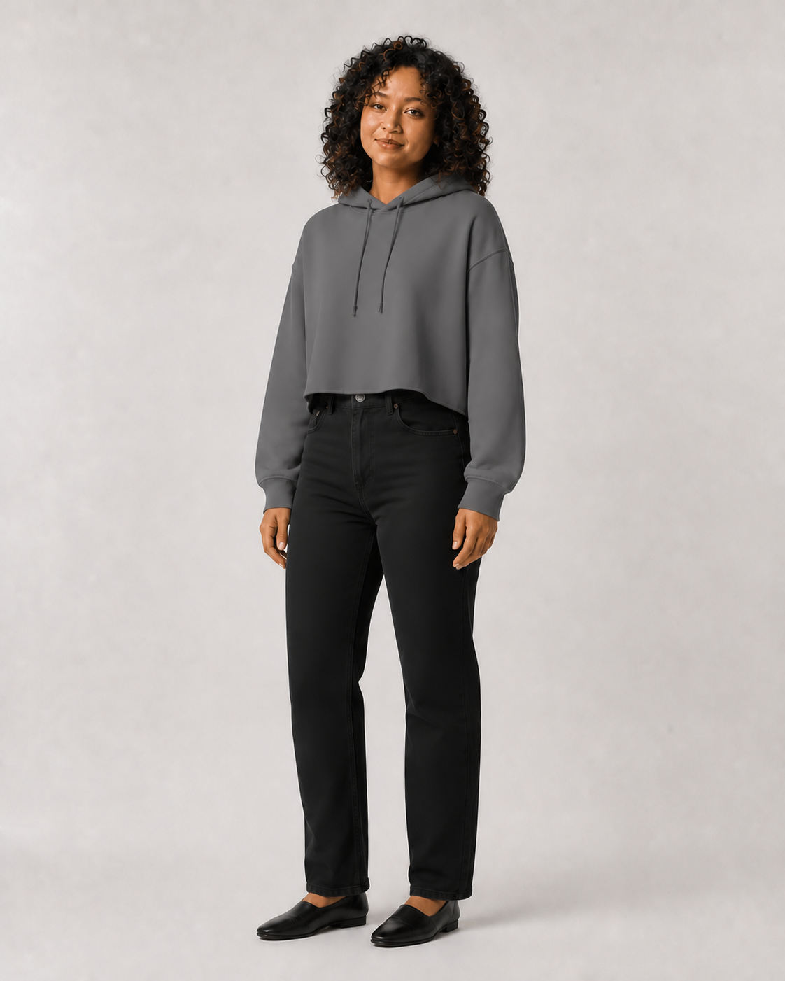 Sudadera Cropped VRS en gris Storm — con modelo de tres cuartos