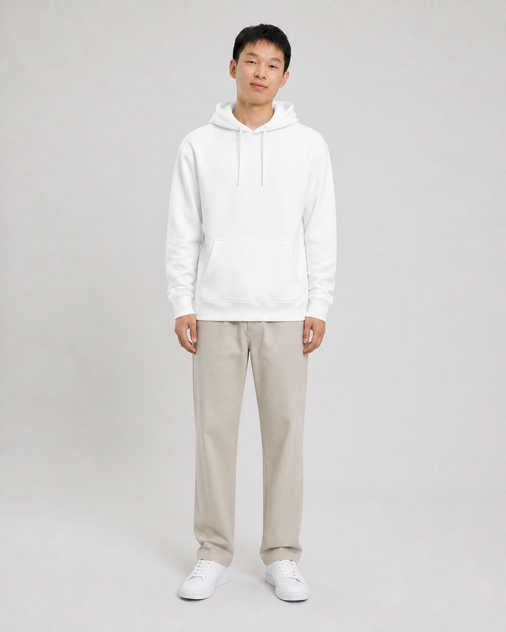 Sudadera Midweight Essential VRS en blanco — con modelo de frente